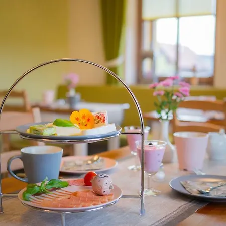 Raupennest Mit Blockhaussauna Pensionat 4*